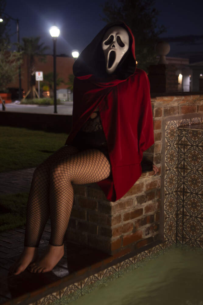 Sexy Ghostface boudoir cosplay photo set