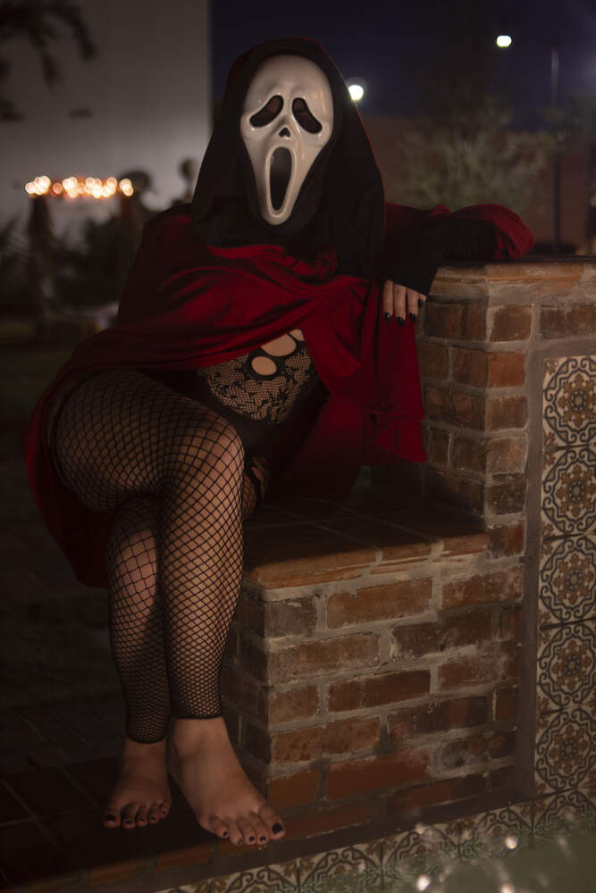 Sexy Ghostface boudoir cosplay photo set