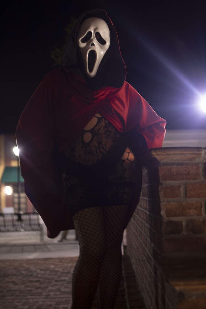 Sexy Ghostface boudoir cosplay photo set