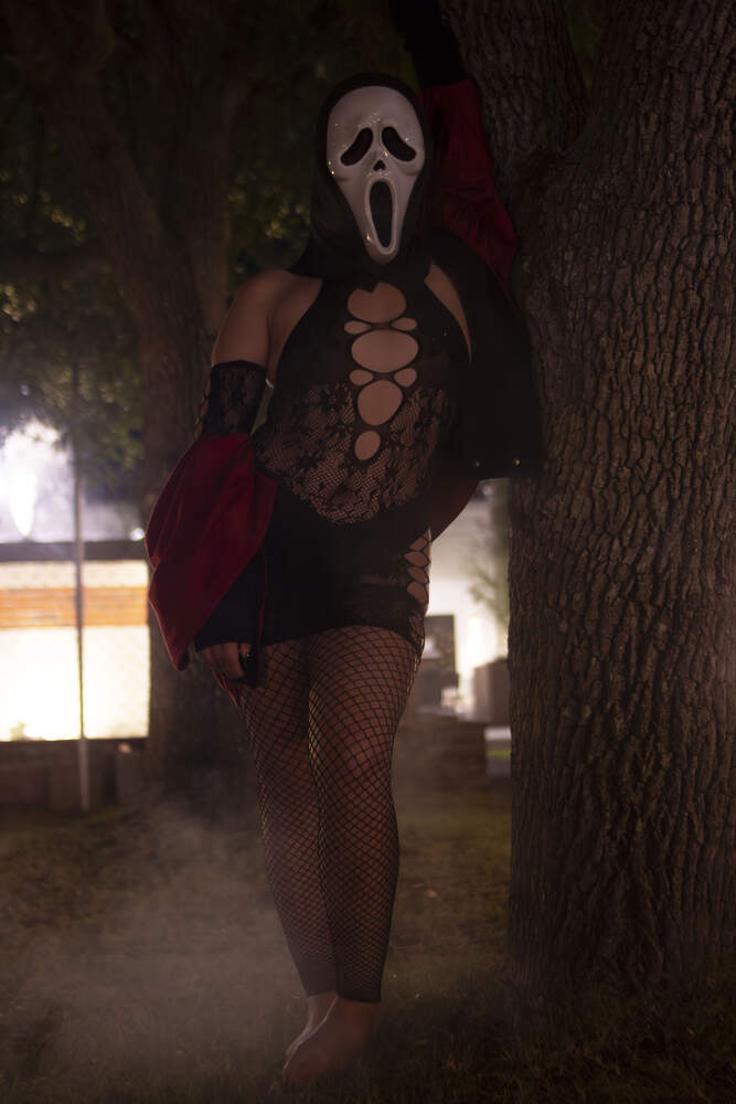 Sexy Ghostface boudoir cosplay photo set